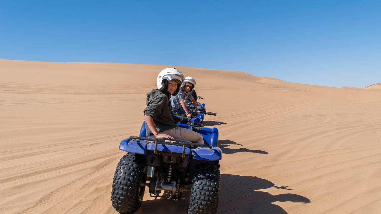 Quad in de woestijn in Namibië