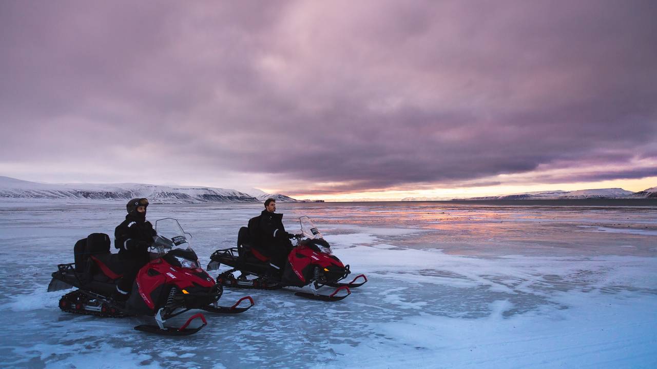 Met de sneeuwscooter bij een ijsmeer op Spitsbergen