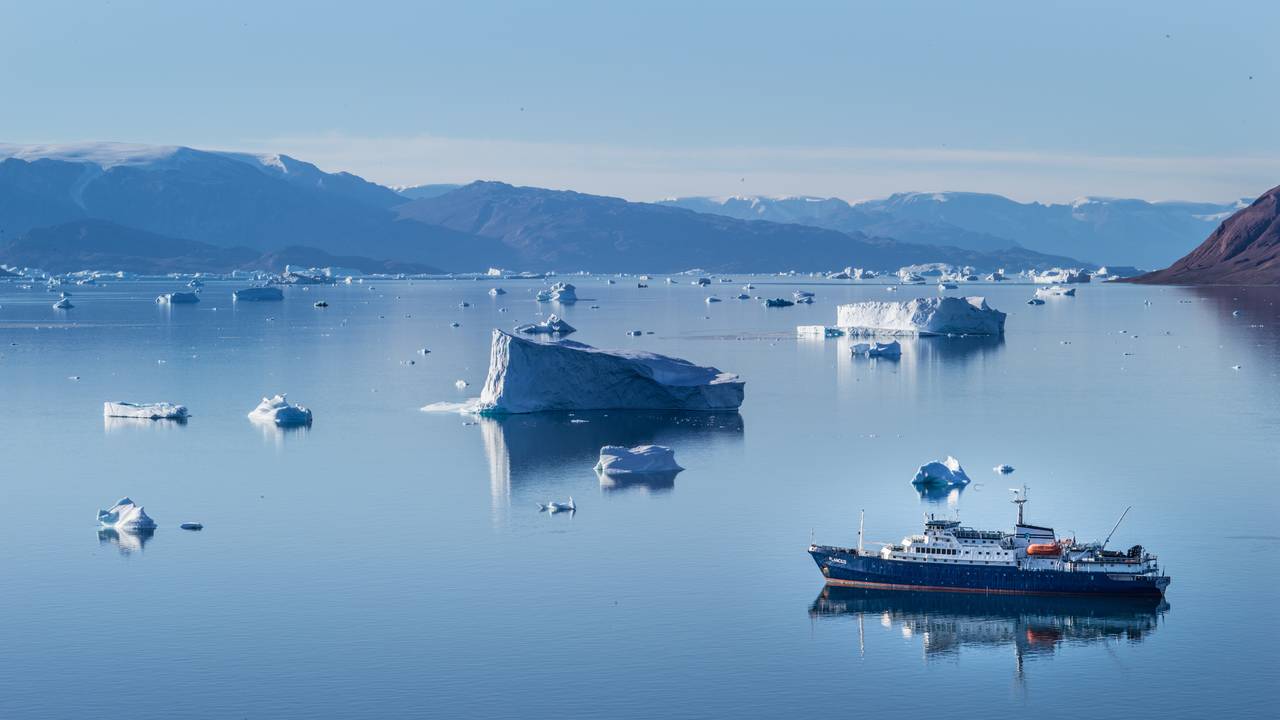 Varen langs ijsschotsen