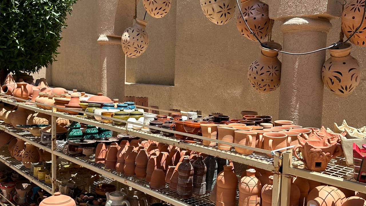 Aardewerk op Souk in Nizwa