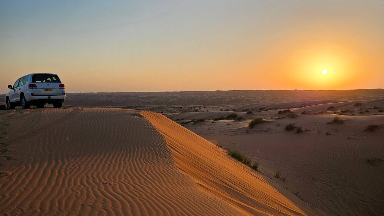 Auto in de Wahiba Sands woestijn in Oman