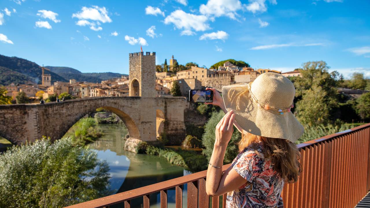 Bewonder de Romaanse brug van Besalú