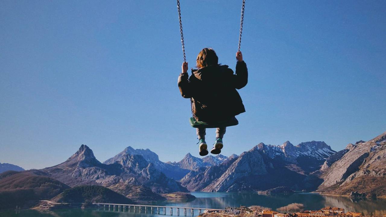 Schommel bij het meer van Riaño, Picos de Europa
