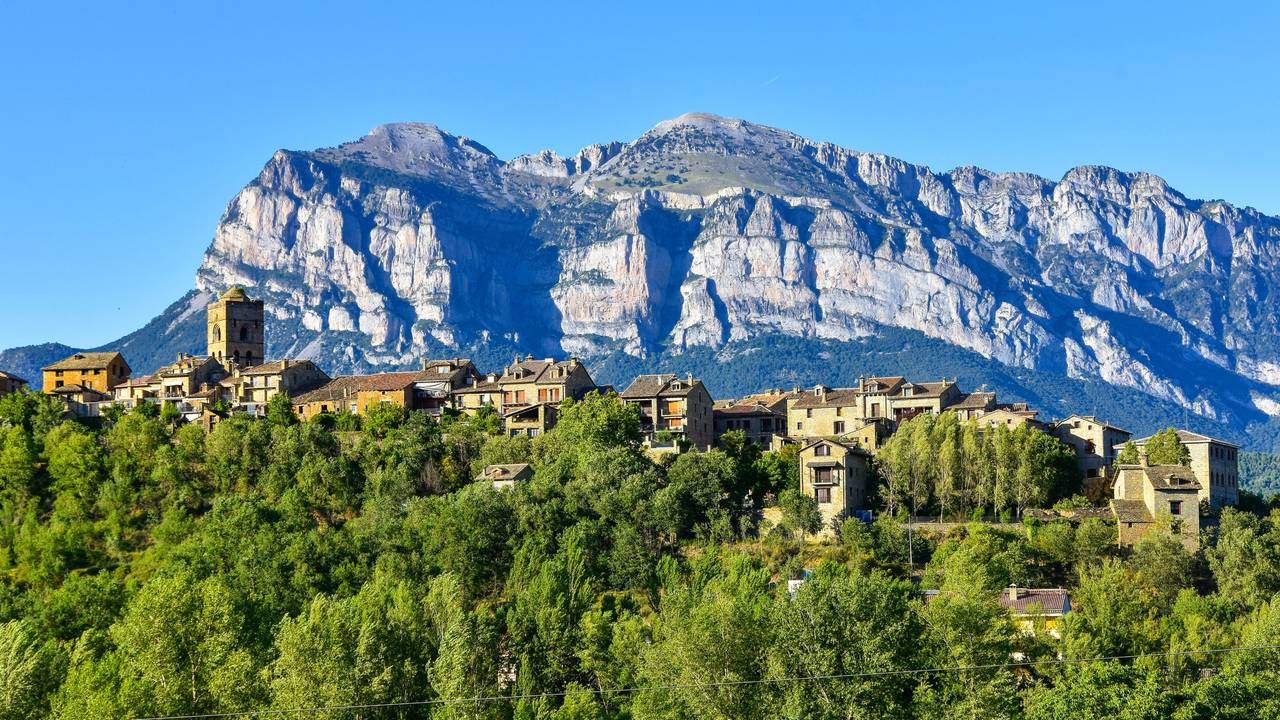 Het historische stadje Aínsa in de Pyreneeën
