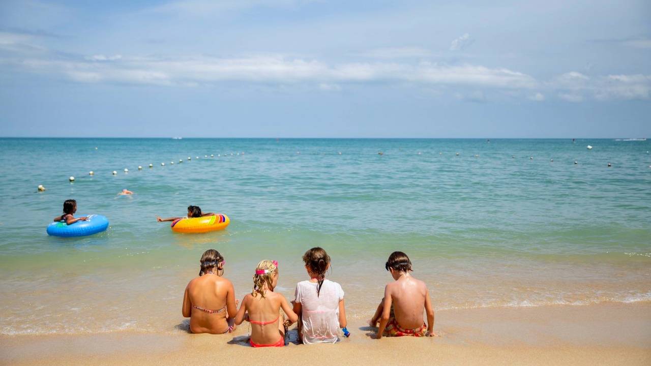Kinderen op het strand in Thailand