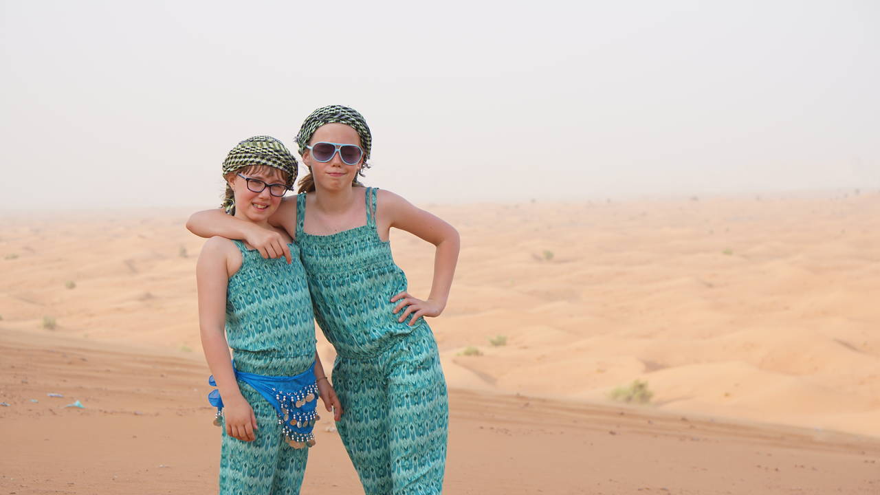 Kids in de woestijn van Dubai