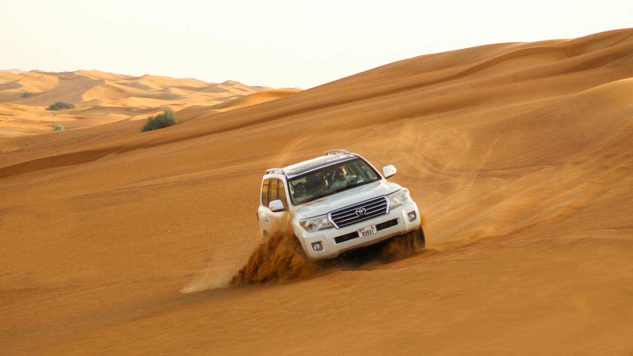 Crossen door de duinen in Dubai