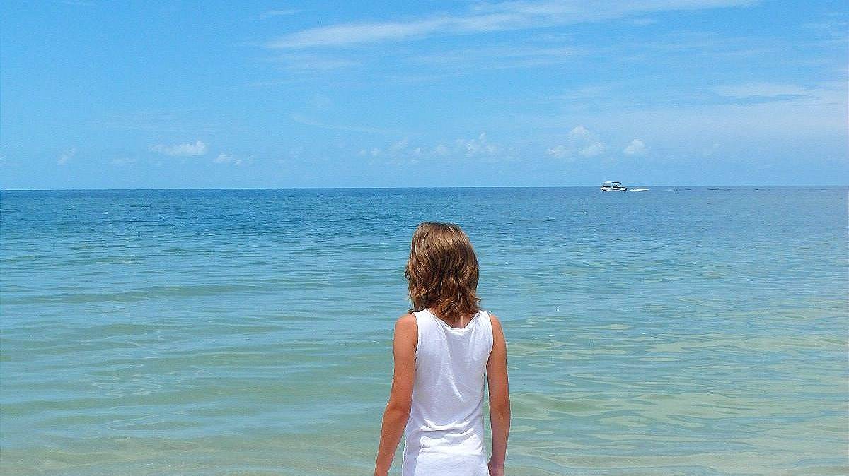Meisje op het strand in Florida
