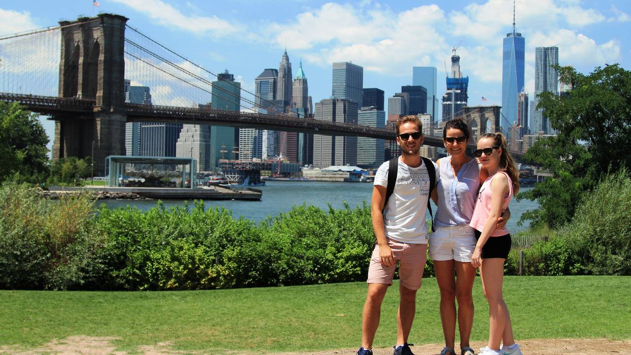 Gezin voor de Brooklyn Bridge in New York City
