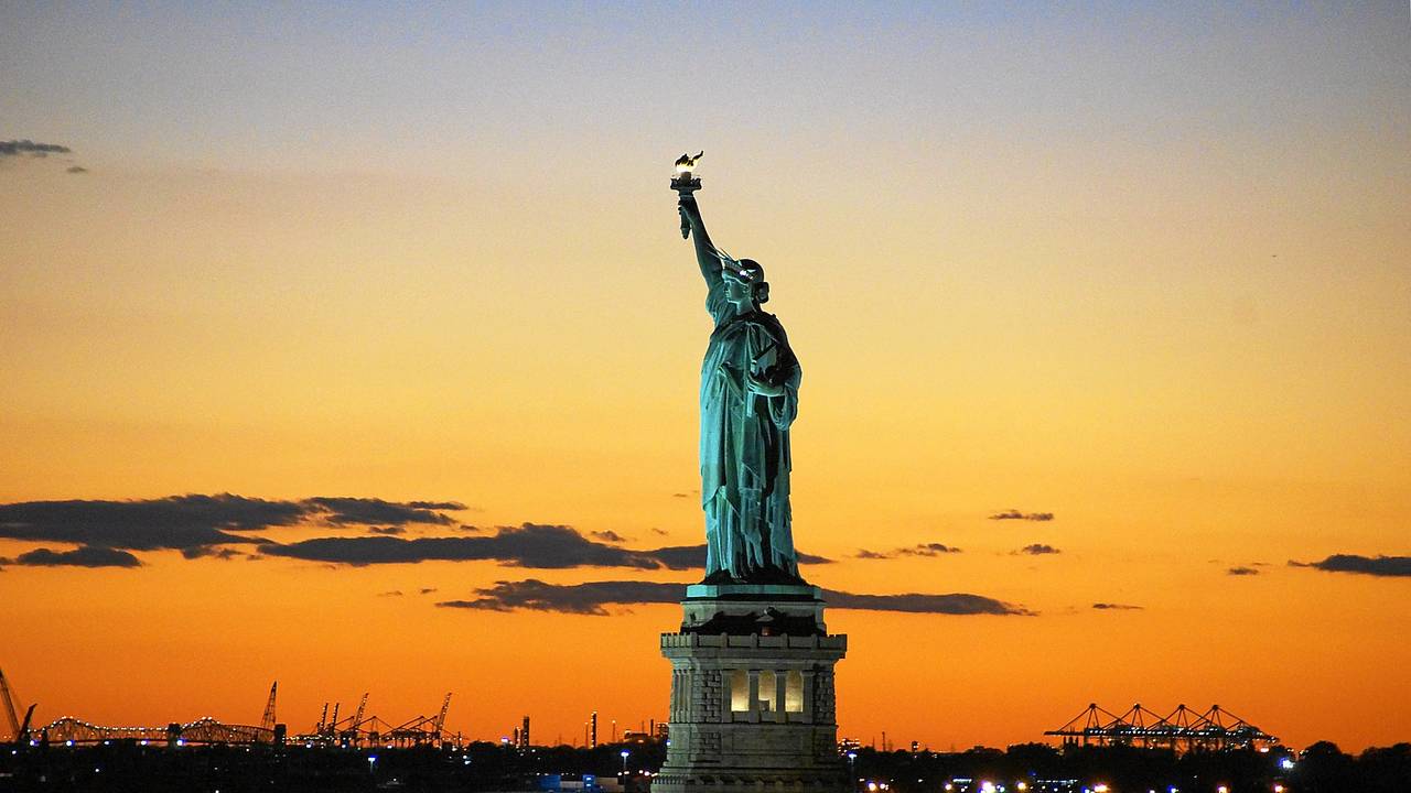 Vrijheidsbeeld bij zonsondergang in New York