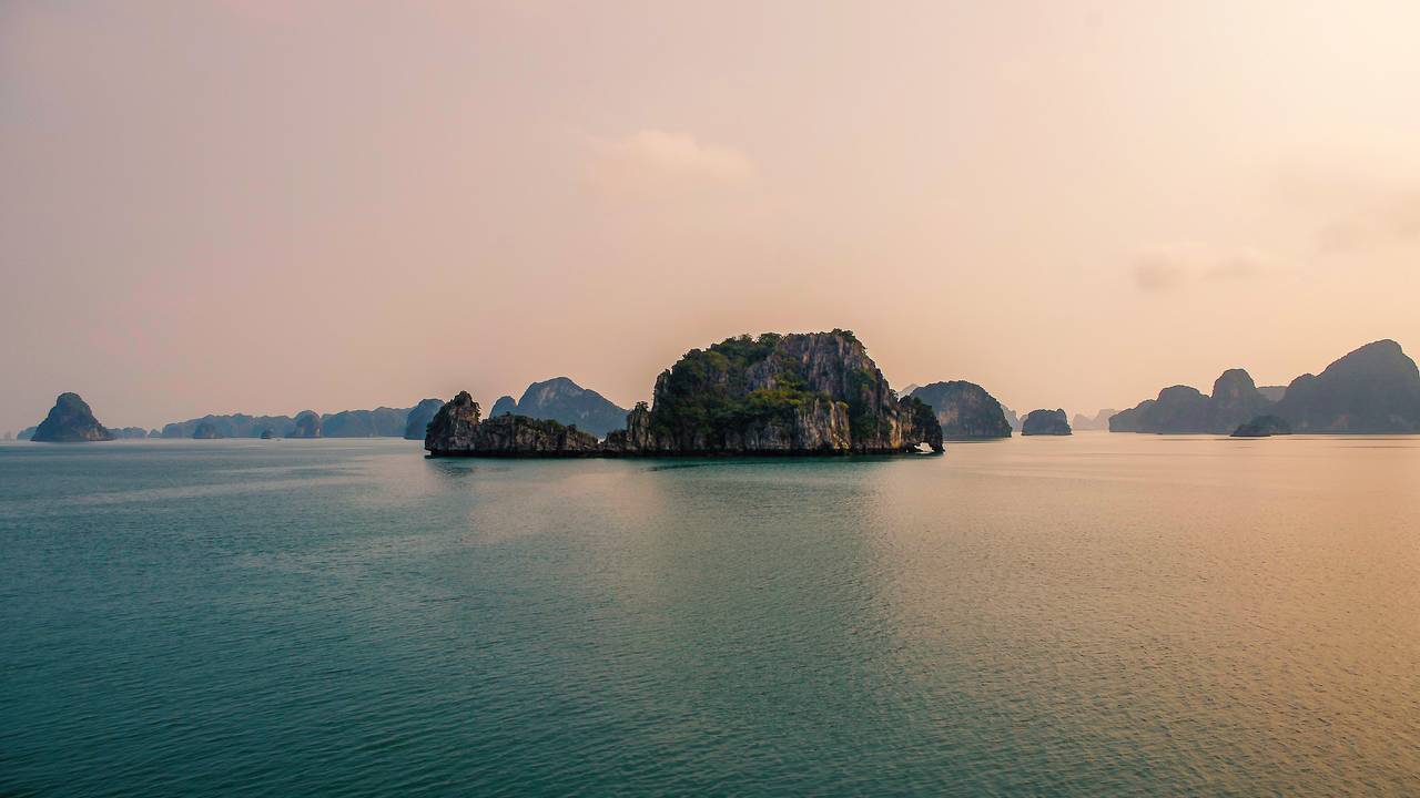Bai Tu Long Bay