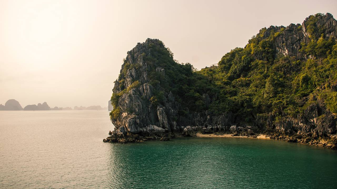 Bai Tu Long Bay