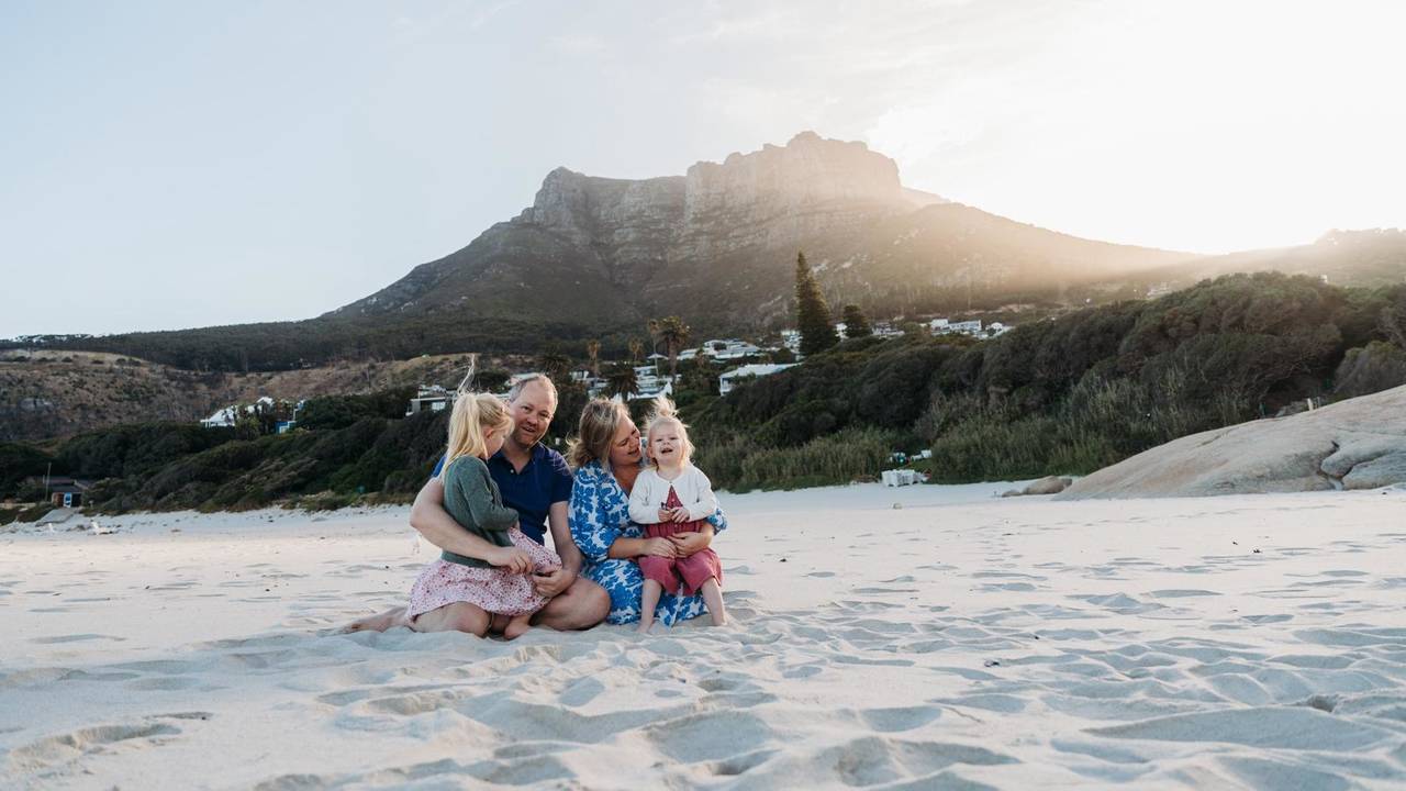 Gezin op het strand in Kaapstad