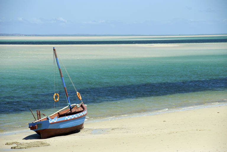 Kleurrijke boot op het strand van Mozambique