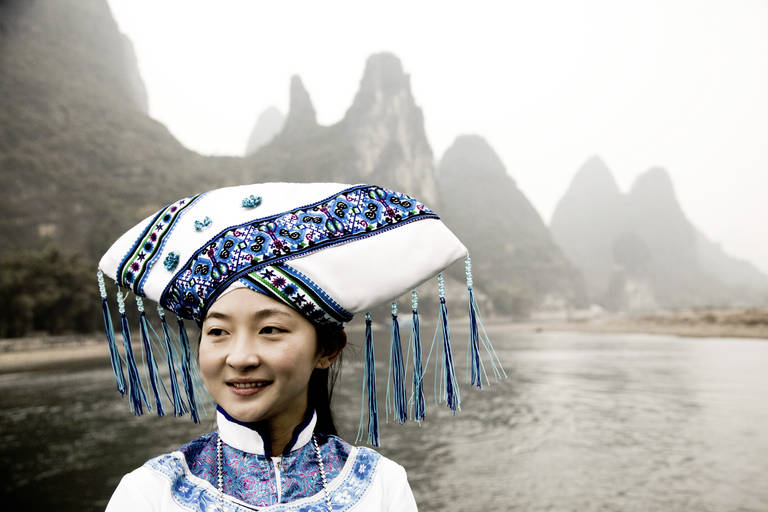 Vrouw met uitzicht op de Li Rivier, Guilin