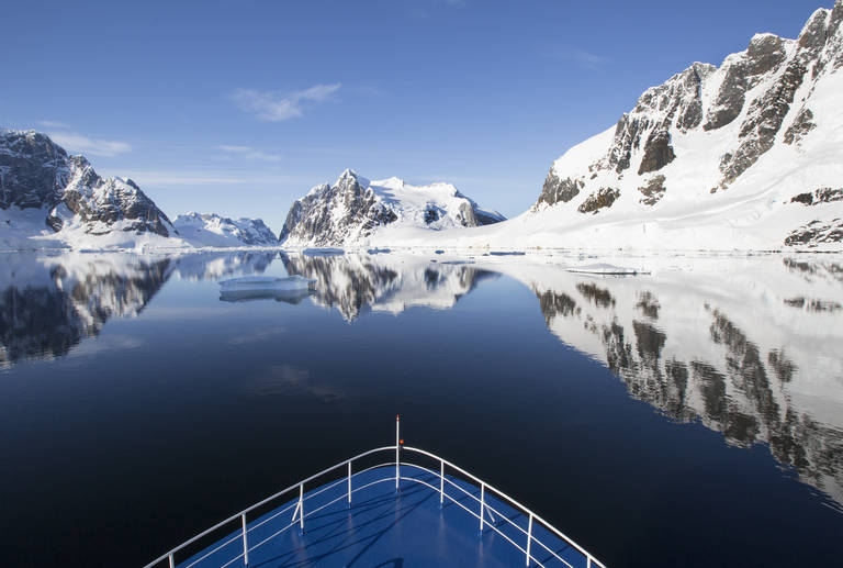 Uitzicht vanaf cruiseboot op Antarctica
