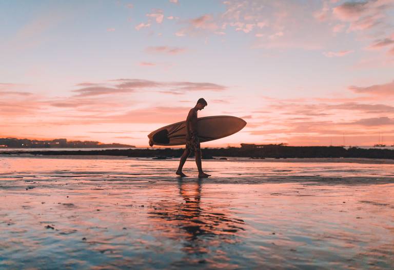 Surfer bij Playa Tamarindo