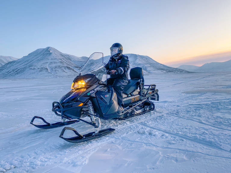Met de sneeuwscooter Spitsbergen verkennen