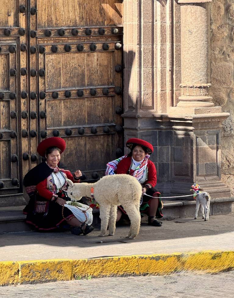Lokale vrouwen met alpaca's in Cusco