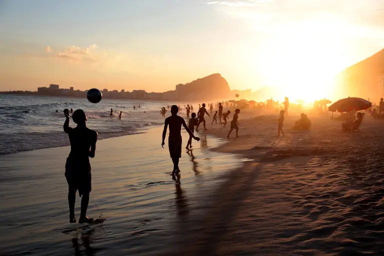 Spelen op het strand, Rio de Janeiro