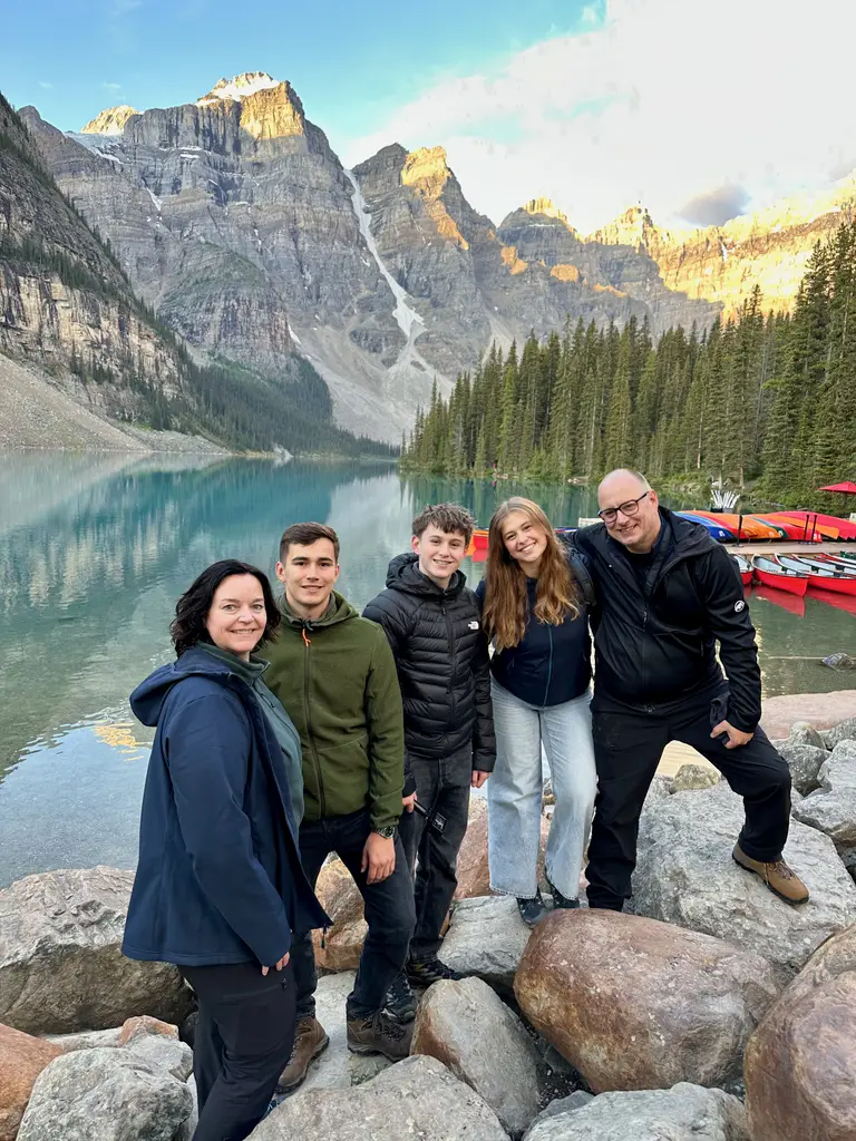 Gezin bij Moraine Lake, West-Canada