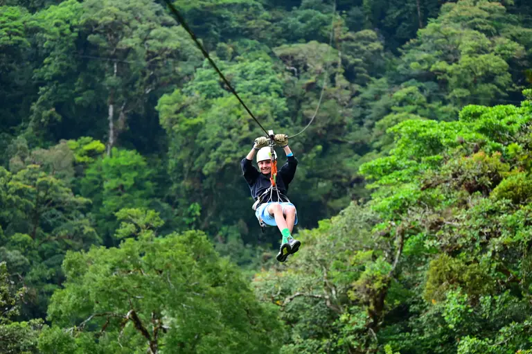 Zipline boven de jungle van Costa Rica