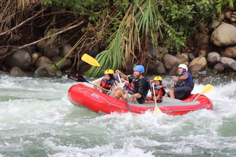Raften met kinderen in Costa Rica