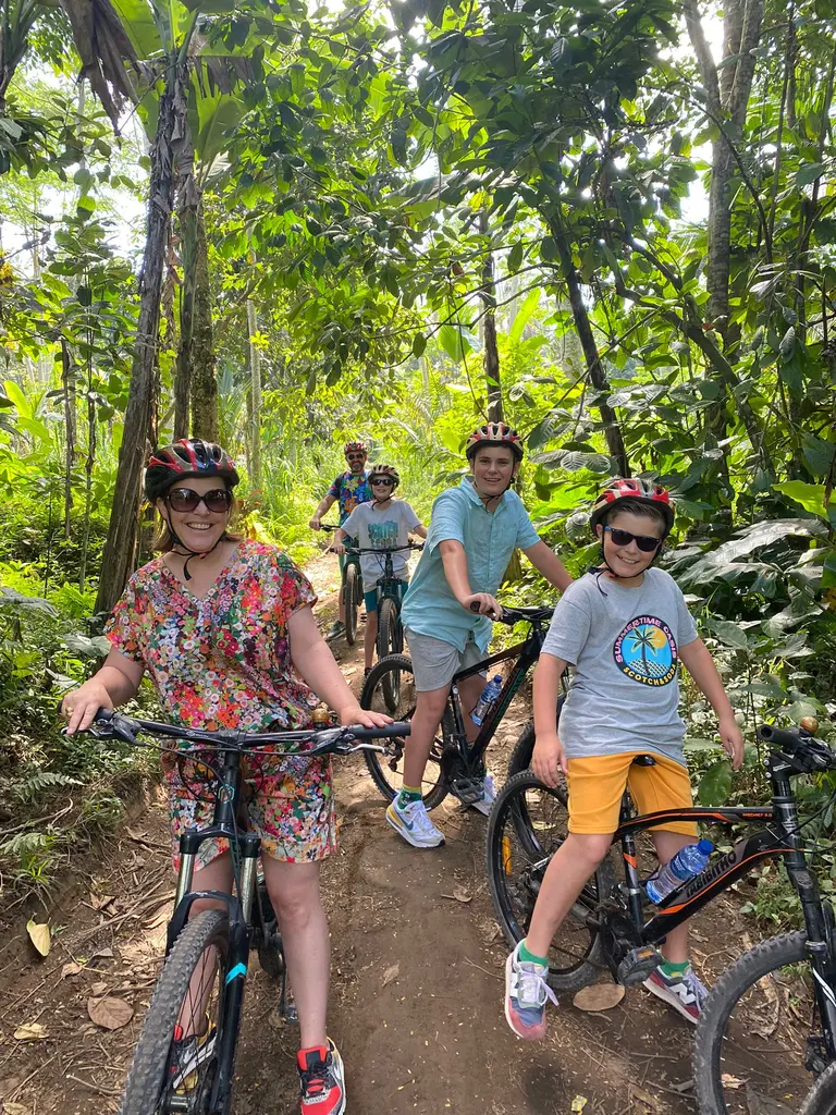 Gezin op de fiets op Bali