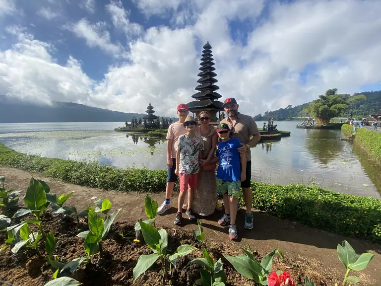 Gezin bij een tempel in Bali, Indonesie