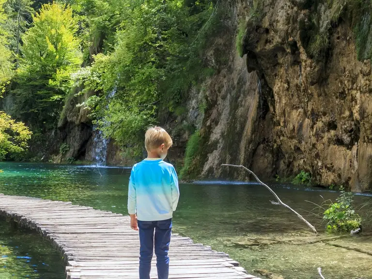 Kind in het Plitvice National Park