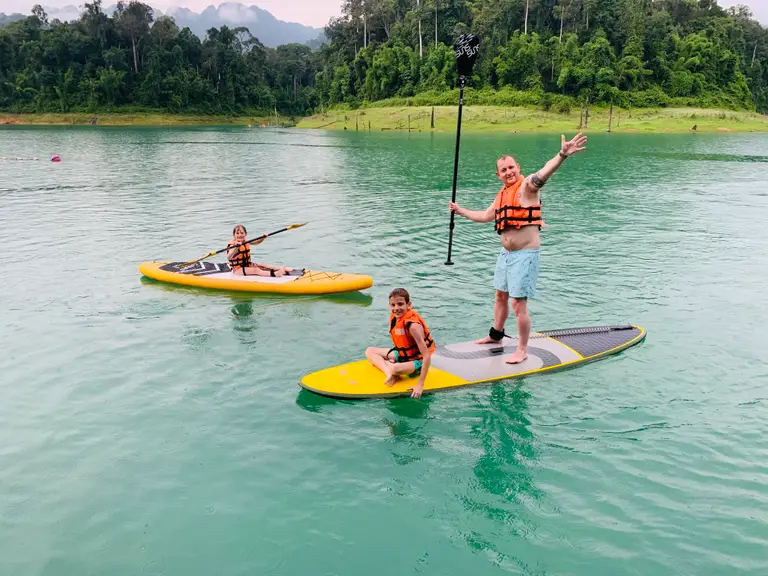 Gezin aan het suppen in Kao Sok, Thailand