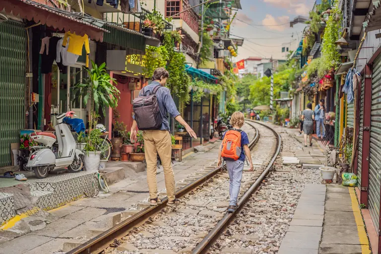 Gezin die op het spoor wandelt in Hanoi, Vietnam