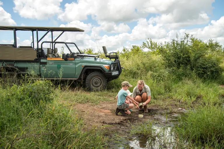 Kinderen met ranger in Kruger park